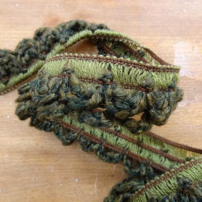 Boucles de laine chinee kaki et vert chrome sur elastique 1 