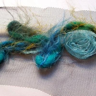 Galon aimant laine feutree bleue et bouton de rose sur resille noire 3 