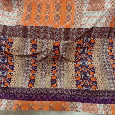 Tissu crepe imprime frises fleuries violet orange 1 